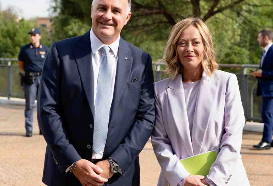 Le due “carezze” di Meloni a Orsini e la partita del caro bollette