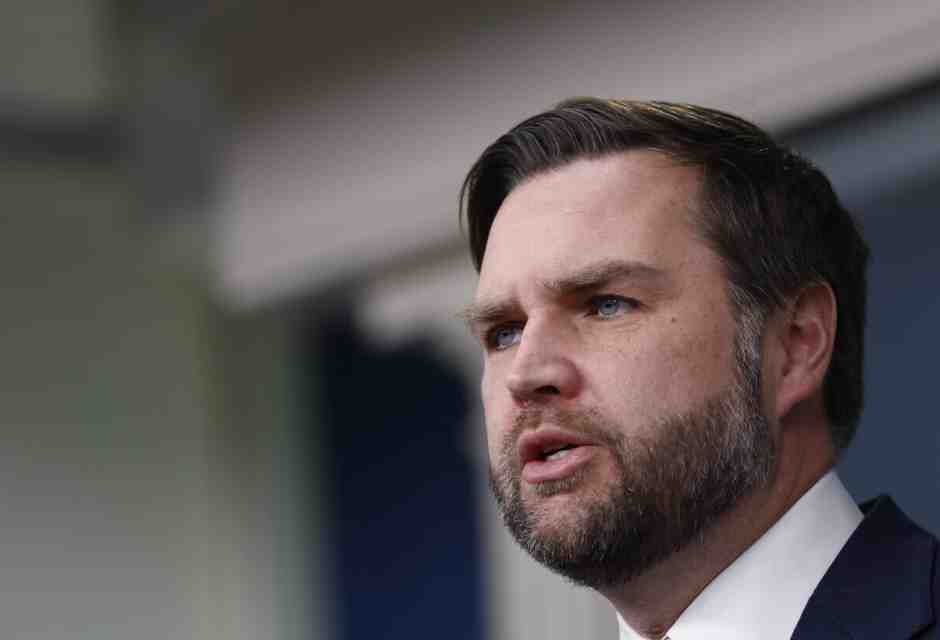 Le voci sulla successione a Trump lo stanno bruciando e così ora Vance si finge morto