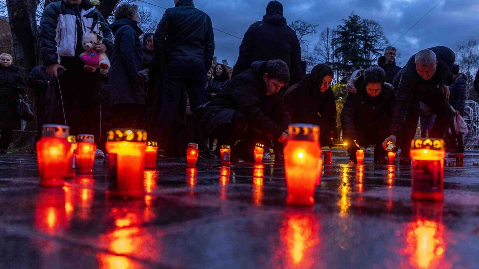 Lo choc dopo Crans-Montana. Gli psicologi tra i ragazzi: meglio i silenzi delle frasi fatte