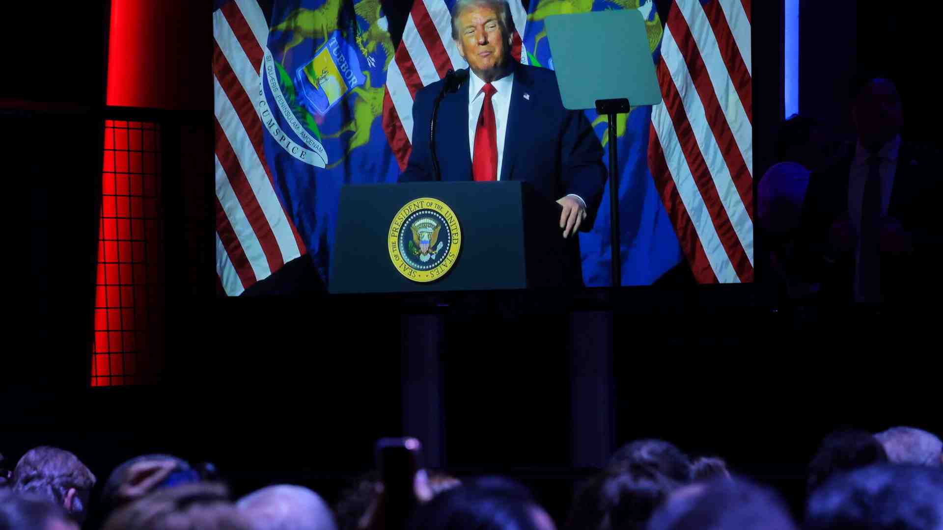 Trump annuncia di volere punire chi fa affari con Teheran. Di chi sta parlando