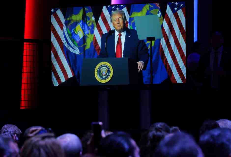 Trump annuncia di volere punire chi fa affari con Teheran. Di chi sta parlando