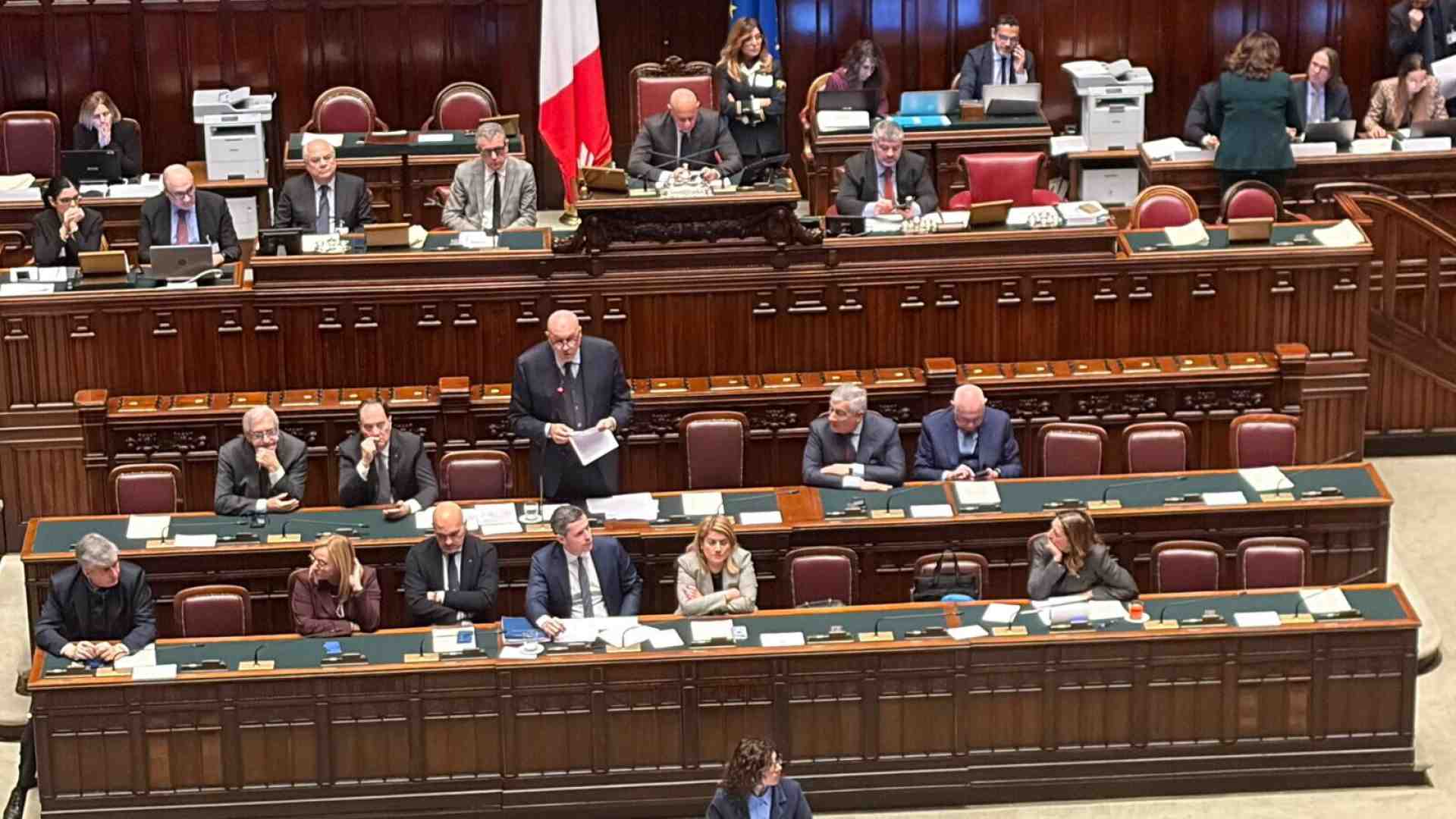 "Per la pace serve sostenere Kyiv", dice Crosetto. Ma due leghisti votano contro l'invio di armi in Ucraina