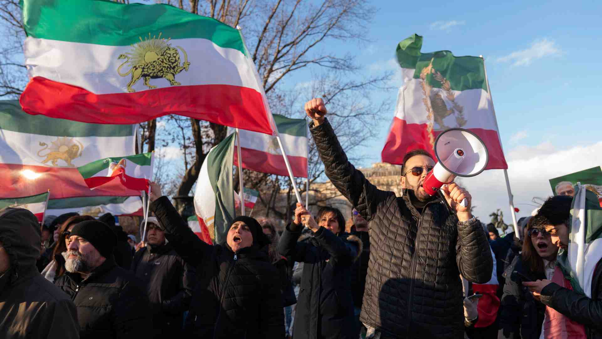 Mentre nelle strade scorre il sangue, nei palazzi di Teheran iniziano le lotte di potere