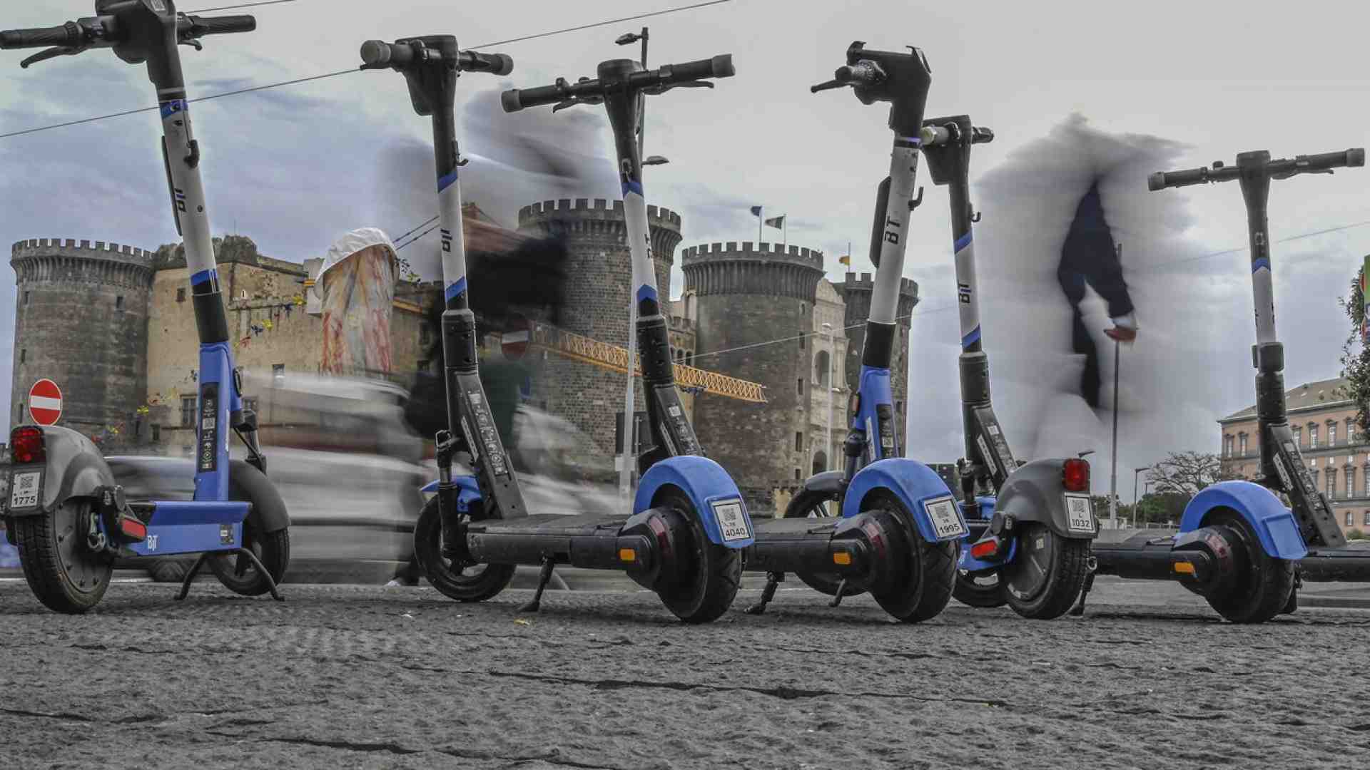 “Il Mit ci ripensi: l’obbligo del casco rischia di far sparire i monopattini”