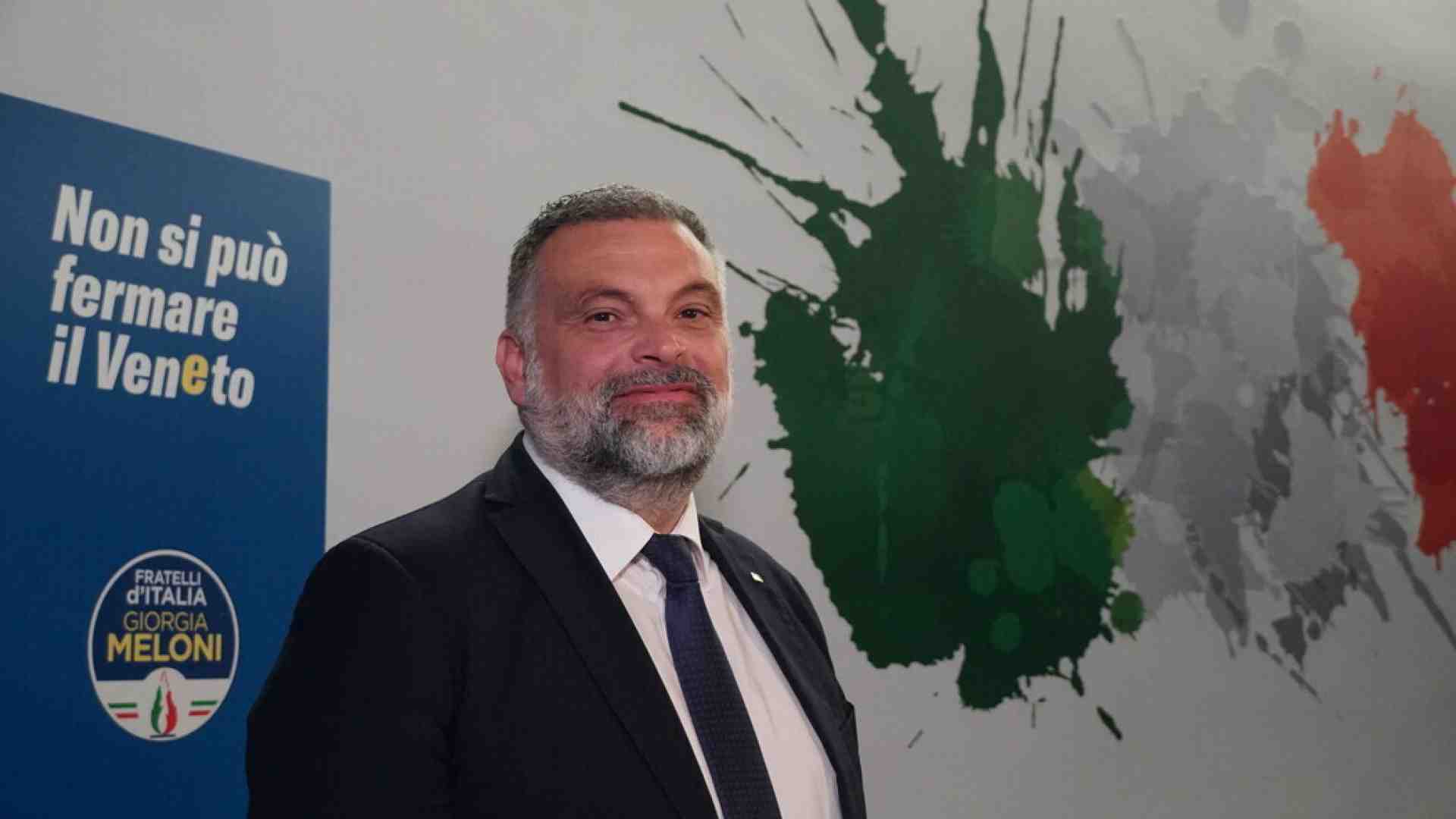 Sabotaggio tra Fratelli d’Italia a Rovigo? Gli adesivi del Pd che imbarazzano il partito