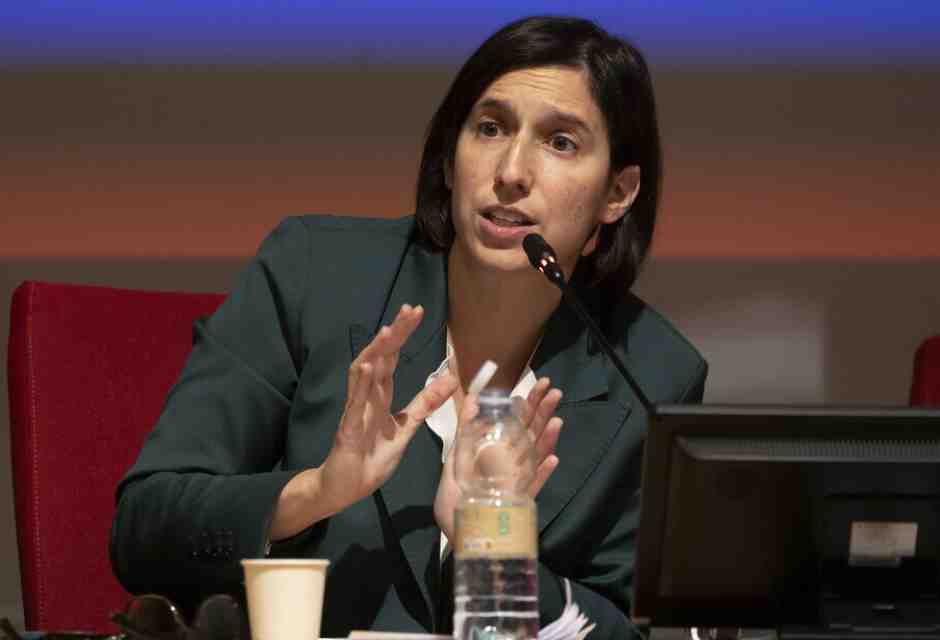 Schlein firma la risoluzione contro gli ayatollah, Conte fa l’iraniano. Alleanza impossibile