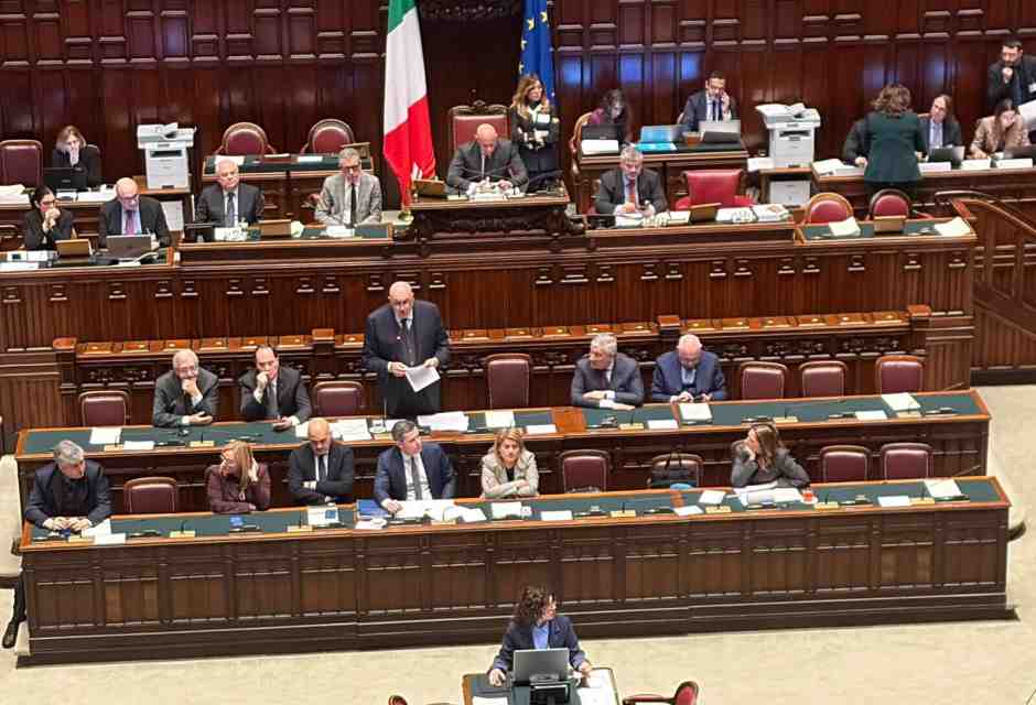 "Per la pace serve sostenere Kyiv", dice Crosetto. Ma due leghisti votano contro l'invio di armi in Ucraina