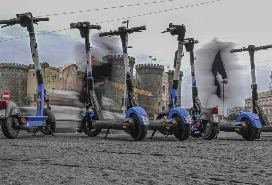 “Il Mit ci ripensi: l’obbligo del casco rischia di far sparire i monopattini”