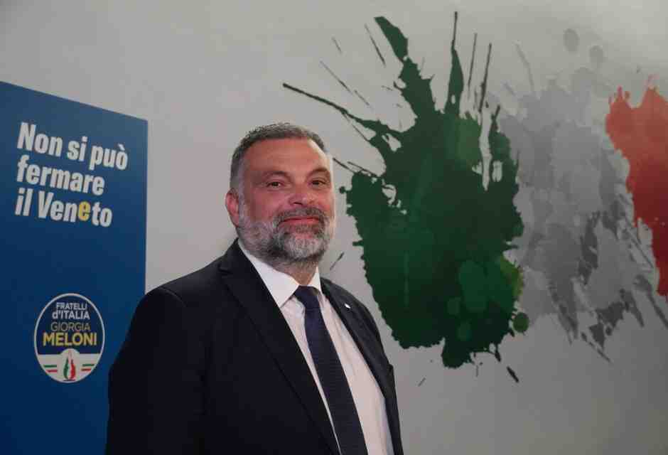 Sabotaggio tra Fratelli d’Italia a Rovigo? Gli adesivi del Pd che imbarazzano il partito