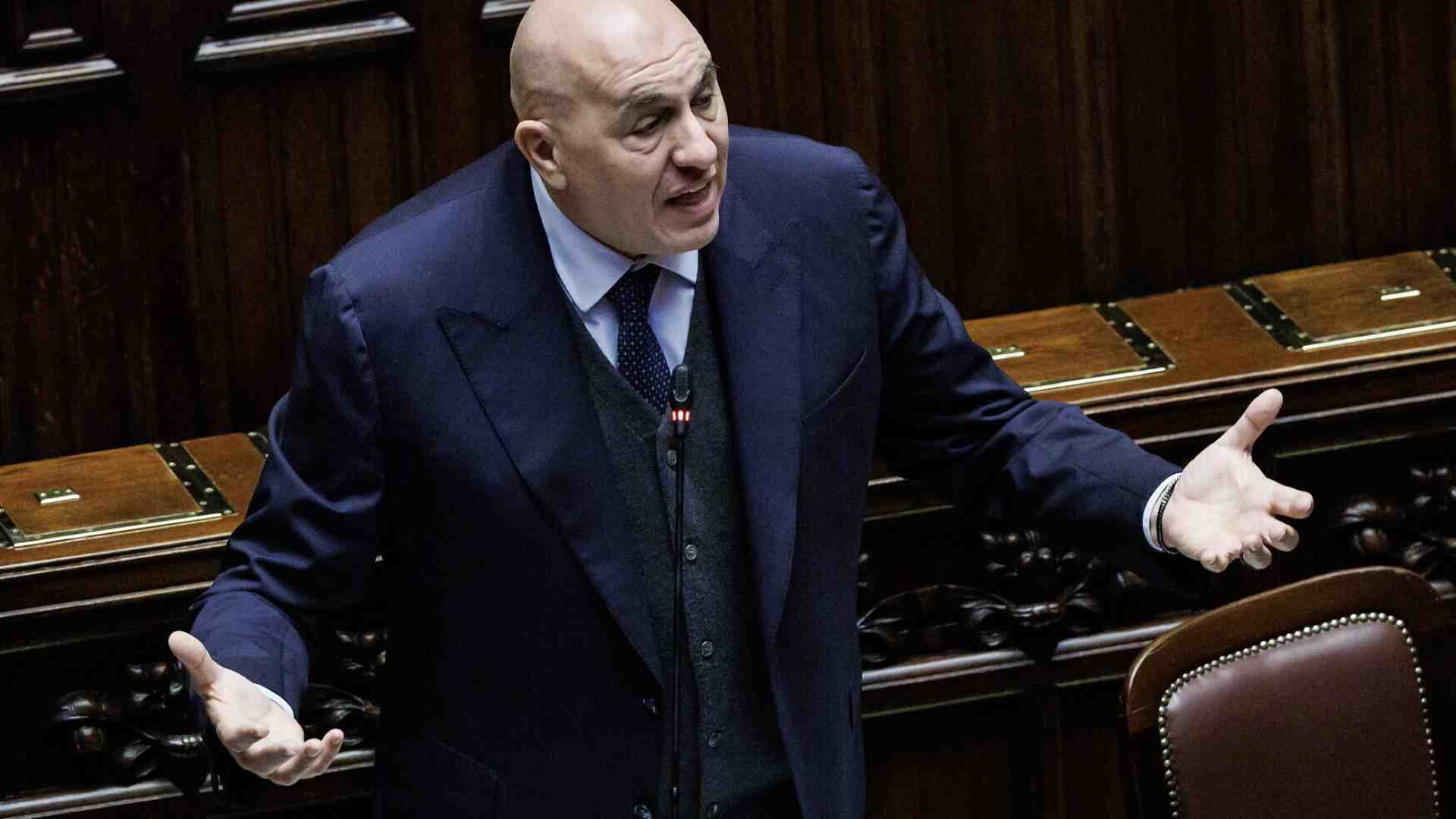 Crosetto e Mattarella contro gli ignavi su Kyiv e Teheran. Giorgetti alla Lega: "Votiamo scostamento per le armi. Senza scene"