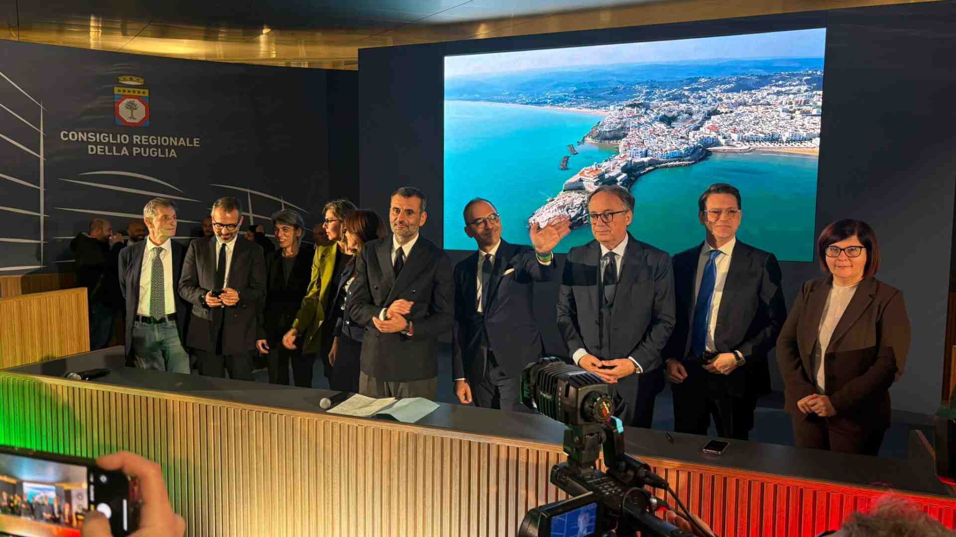 Decaro si inventa la delega “mare democratico”. La scialuppa per Emiliano