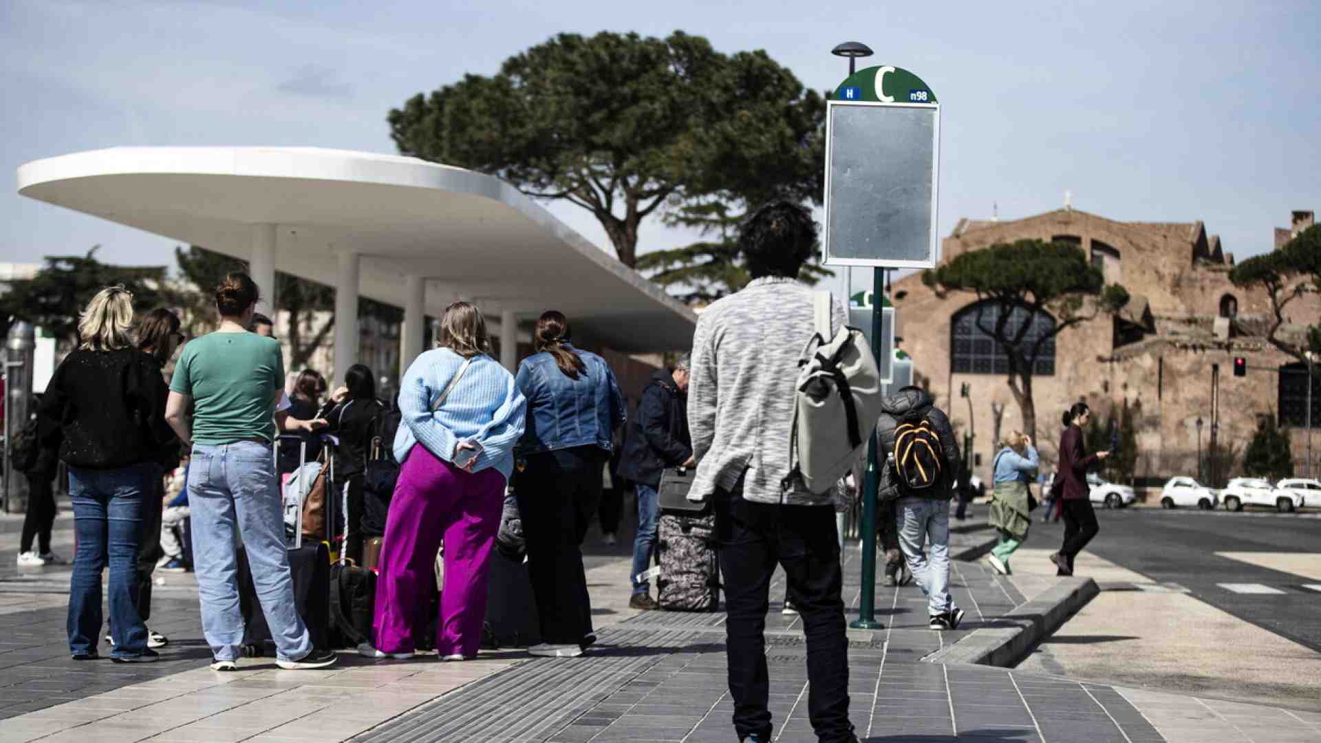 Tavarnuzze e la panchina per un amore lungo 72 anni. Incontri alla fermata del bus