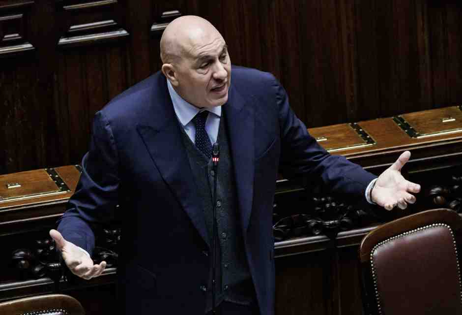 Crosetto e Mattarella contro gli ignavi su Kyiv e Teheran. Giorgetti alla Lega: "Votiamo scostamento per le armi. Senza scene"