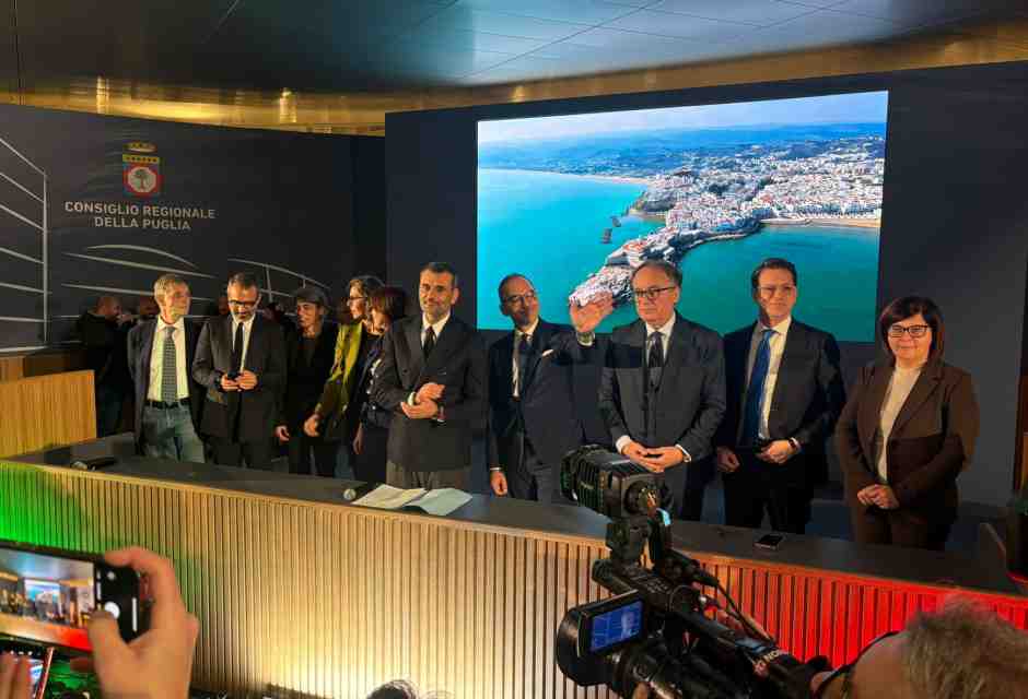 Decaro si inventa la delega “mare democratico”. La scialuppa per Emiliano