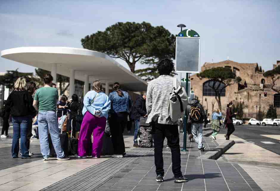 Tavarnuzze e la panchina per un amore lungo 72 anni. Incontri alla fermata del bus