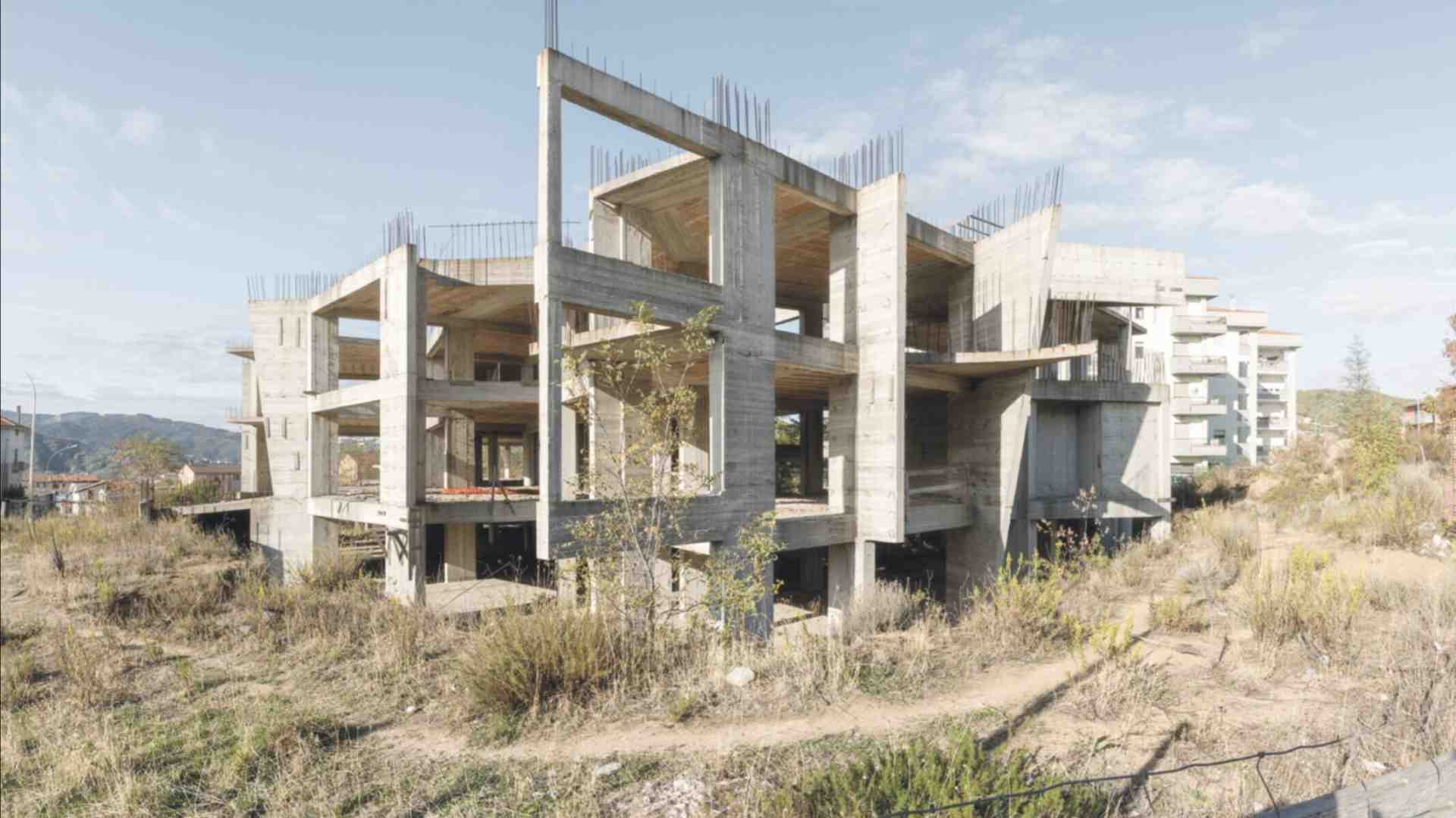 Ode all’Italia incompiuta. Dalle seconde case calabresi al Gabibbo in Liguria. Un libro