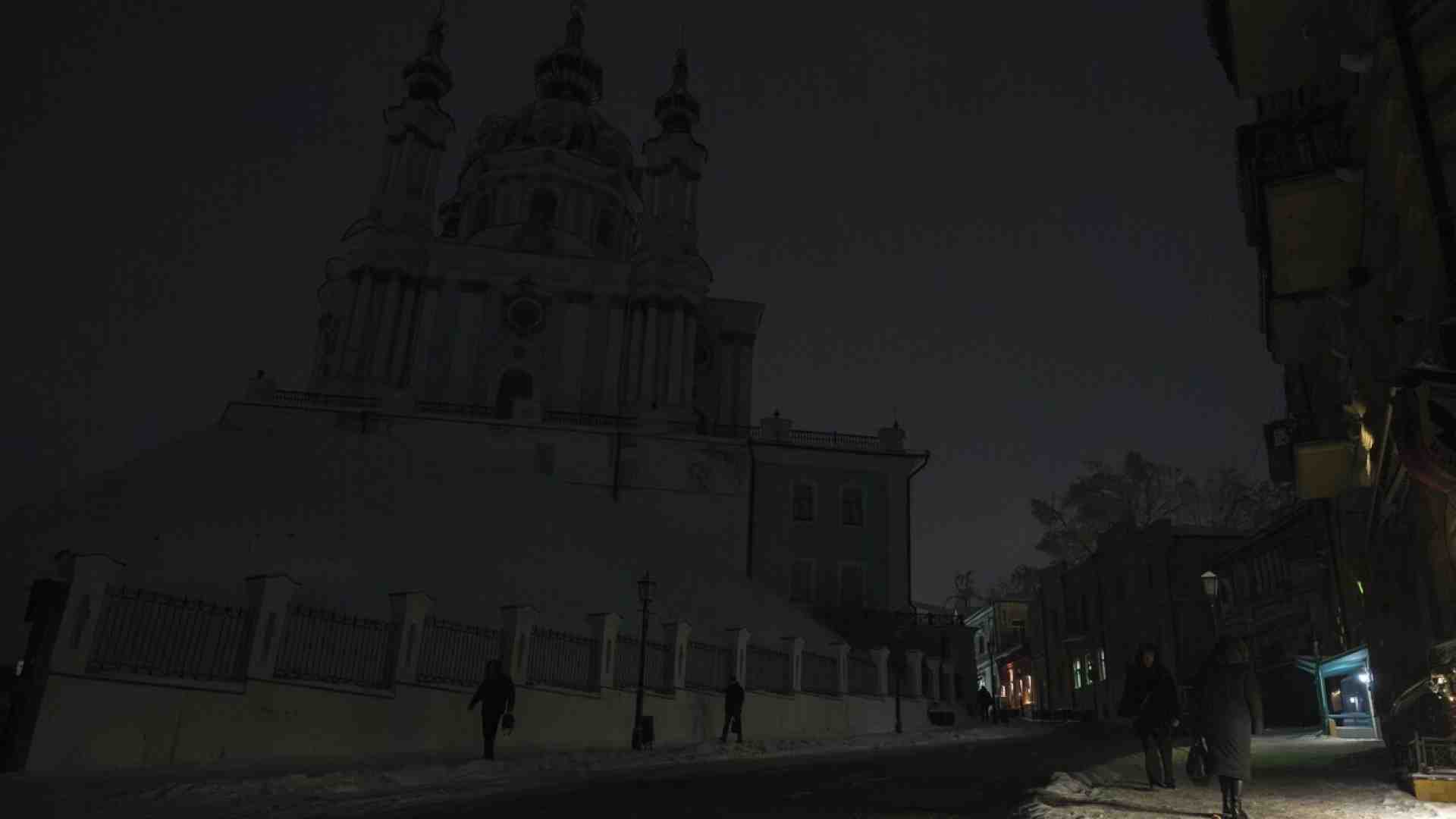 Putin usa il gelo e il buio per far cedere gli ucraini. Loro rispondono: balli, resistenza, organizzazione