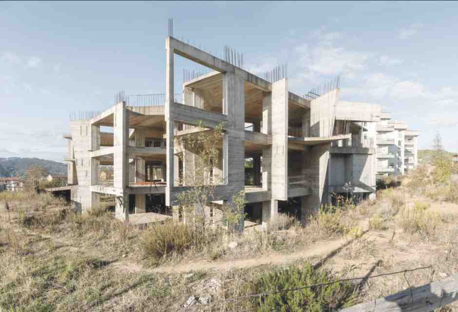 Ode all’Italia incompiuta. Dalle seconde case calabresi al Gabibbo in Liguria. Un libro