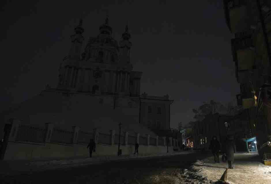 Putin usa il gelo e il buio per far cedere gli ucraini. Loro rispondono: balli, resistenza, organizzazione