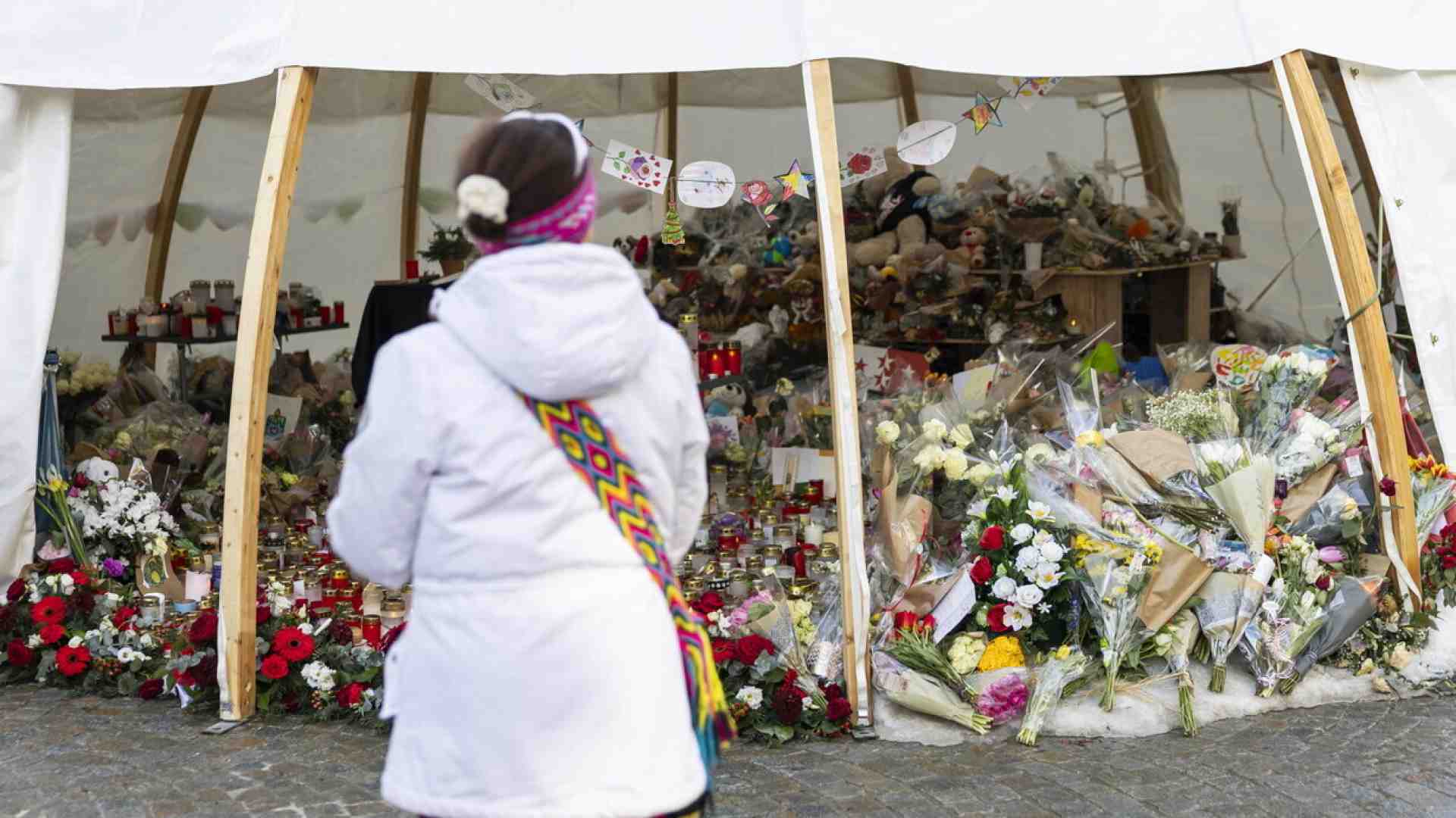 La lezione da Crans-Montana: si può raccontare un dolore enorme senza trasformarlo nel processo a un paese. In Italia, quasi mai