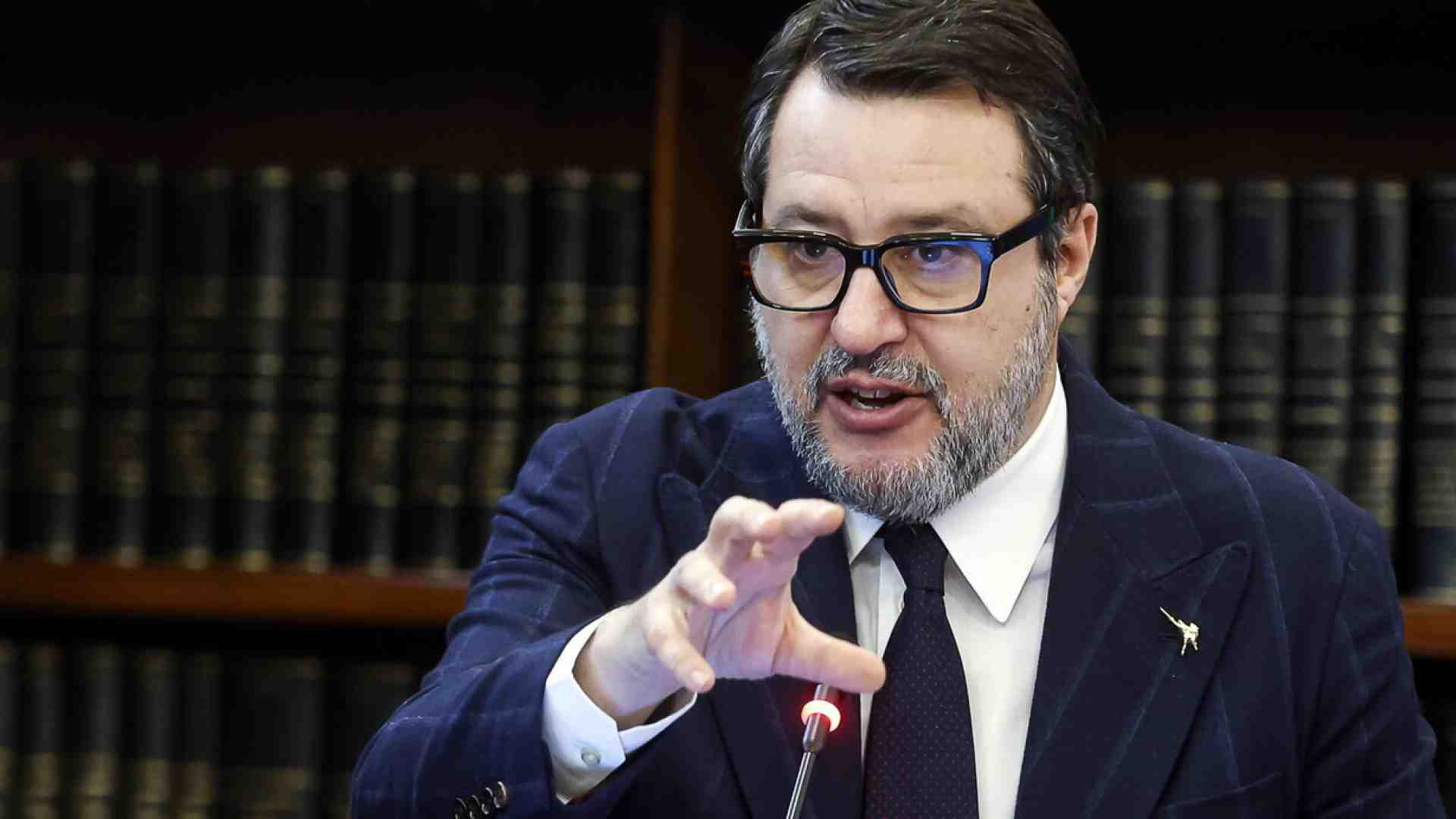 Via libera della commissione Difesa: cancellata la parola "militari" dal titolo del Dl Ucraina