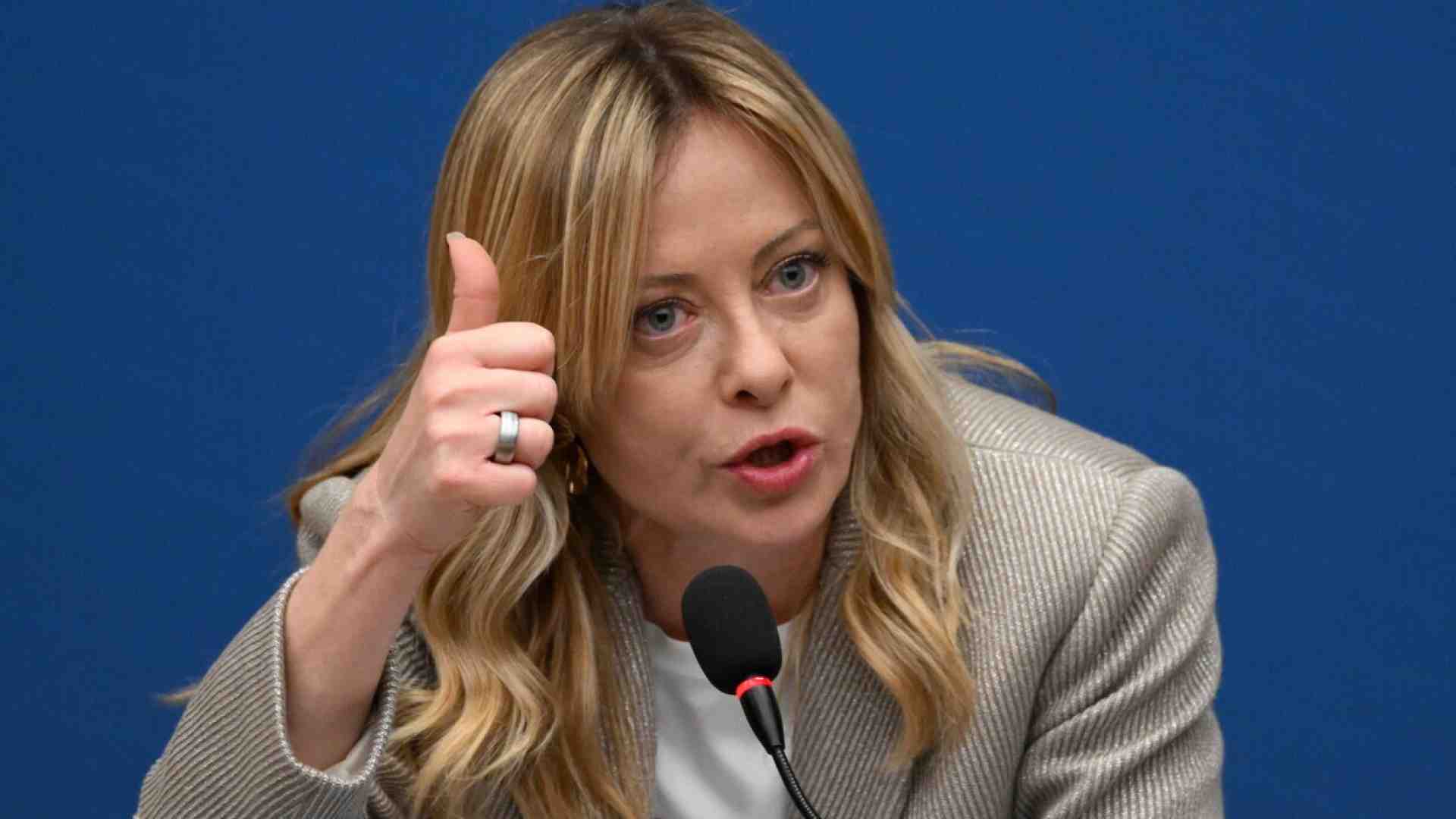 Il “dilemma” di Davos. Meloni “riflette” sul pacchetto sicurezza. Tajani e le mire Consob