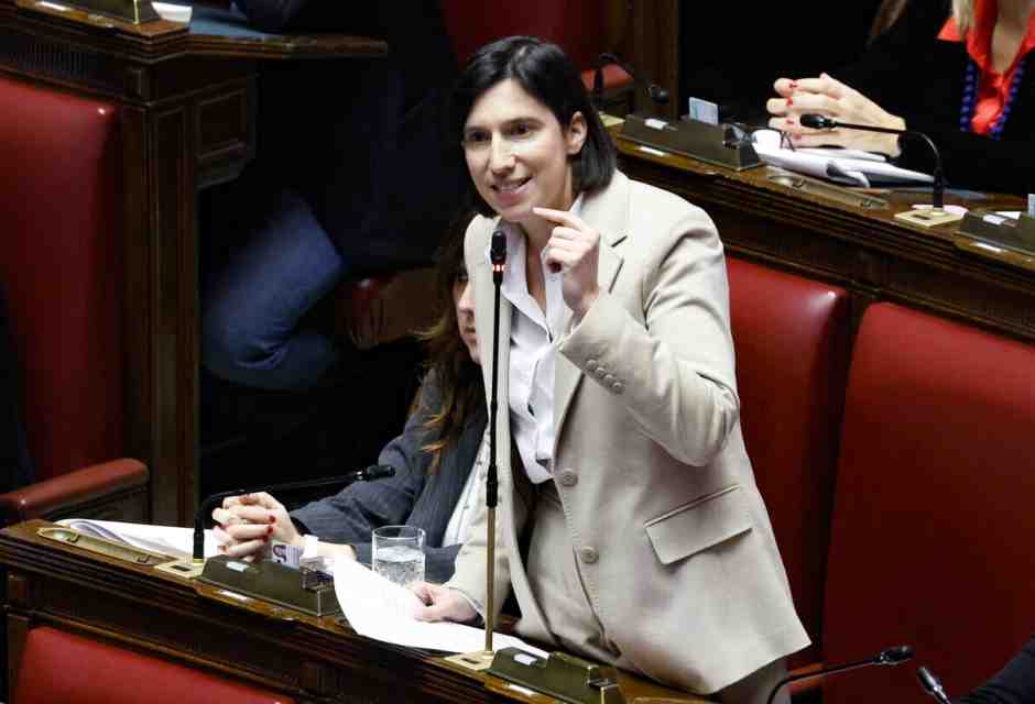 Il congresso anticipato spaventa i rivali di Schlein. Rischi della norma Calenda