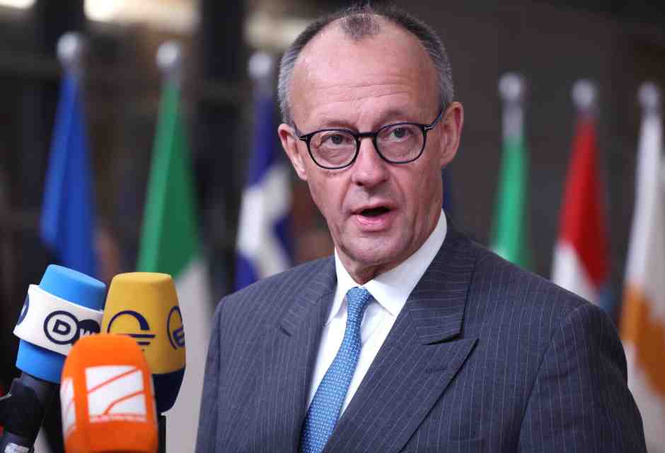 La via stretta di Merz con Trump. Oggi l’incontro a Davos. Una proposta di intesa