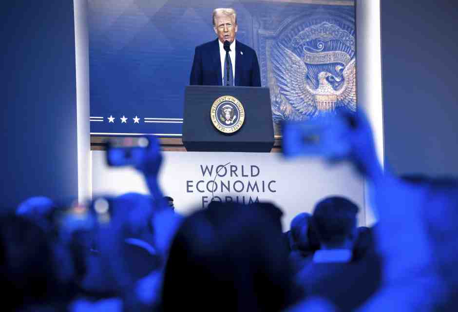 Trump trasforma Davos in uno show per Putin con gli attacchi sulla Groenlandia e gli spintoni alla Nato