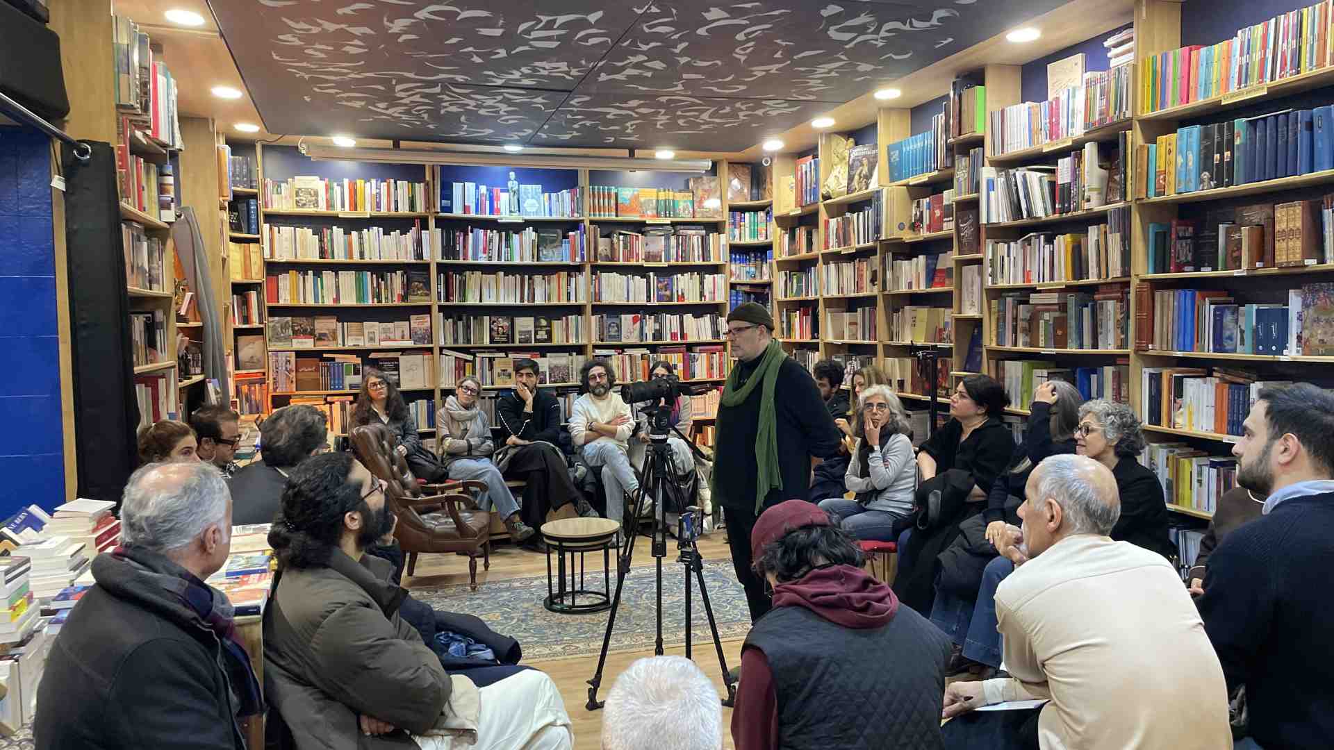 Leggere l’Iran libero a Parigi. Dentro la libreria Naakojaa, fabbrica di testi proibiti