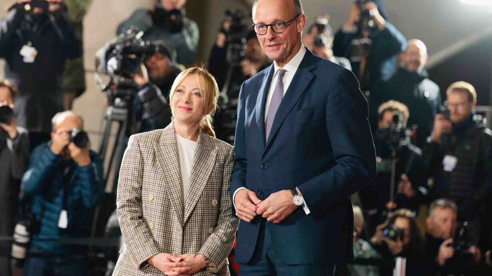 Merz scommette su Meloni per mediare tra Ue e Trump. Corrispondenze