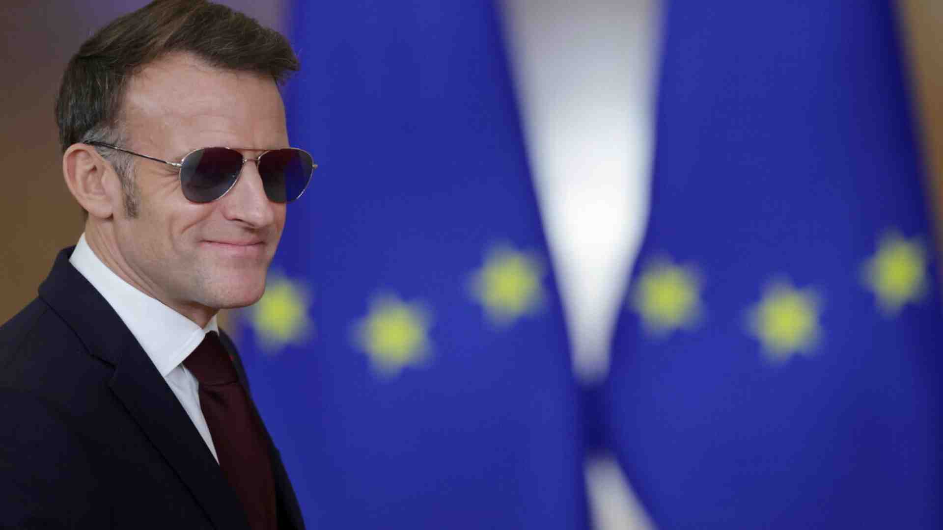 Il paradosso dell'oggetto "sbagliato". Dagli occhiali di Macron alla tuta di Maduro, fino ai guanti di Sanders