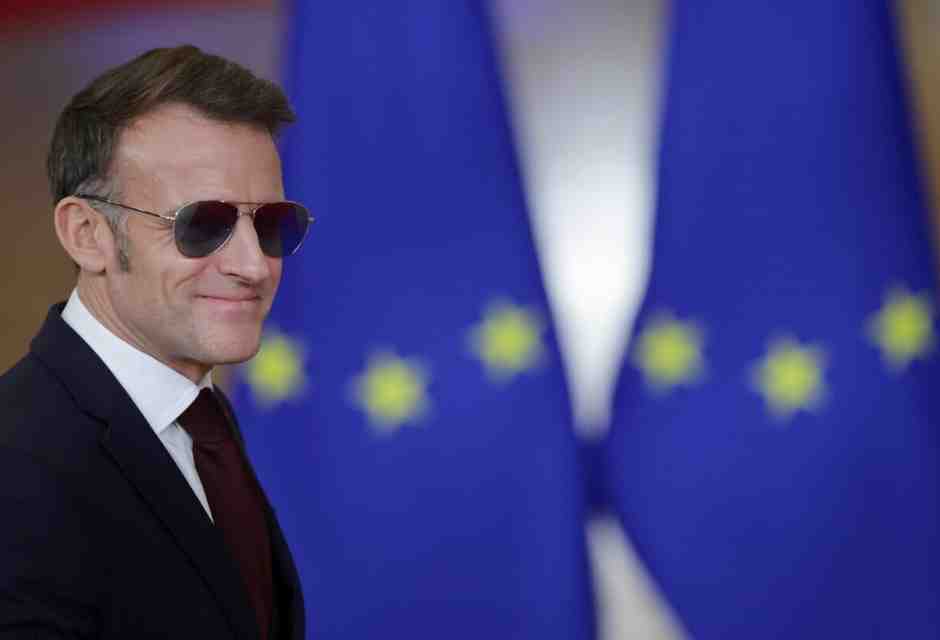 Il paradosso dell'oggetto "sbagliato". Dagli occhiali di Macron alla tuta di Maduro, fino ai guanti di Sanders