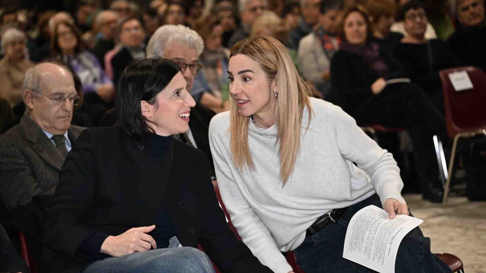 Quando la scena dem si fa fosca (vedi ddl antisemitismo), Schlein si rifugia nella Genova di Silvia Salis