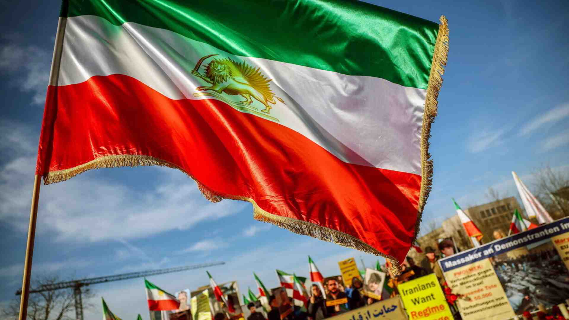 Viva il soldato iraniano condannato a morte dal regime per non aver sparato sui manifestanti disarmati