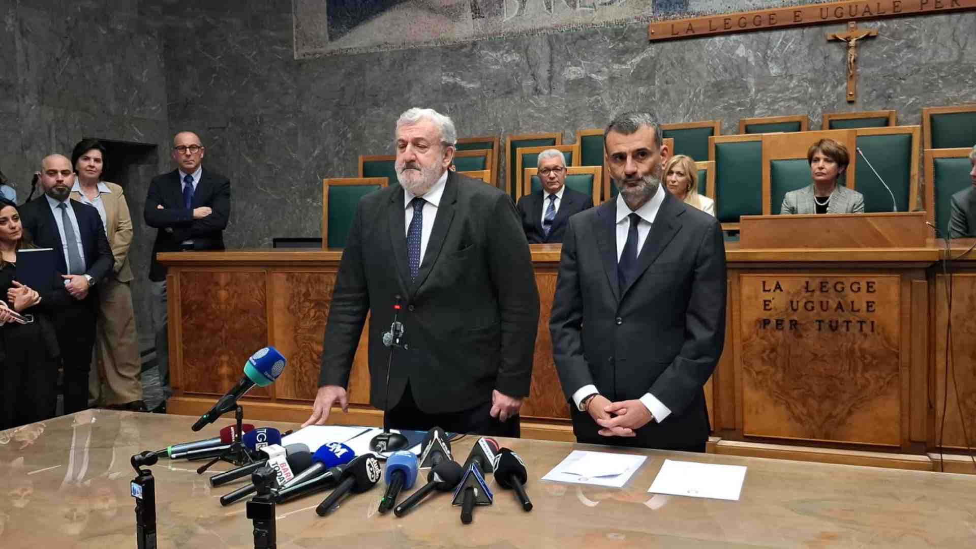 Come il governatore Decaro ha reso il suo predecessore un orpello politico. Un piccolo capolavoro