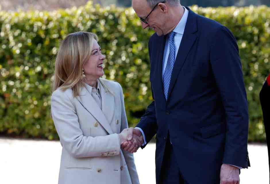 Meloni e Goethe. Giorgia diventa Frau, Merz fratello d’Italia. Diffidenza per Trump e foto di famiglia