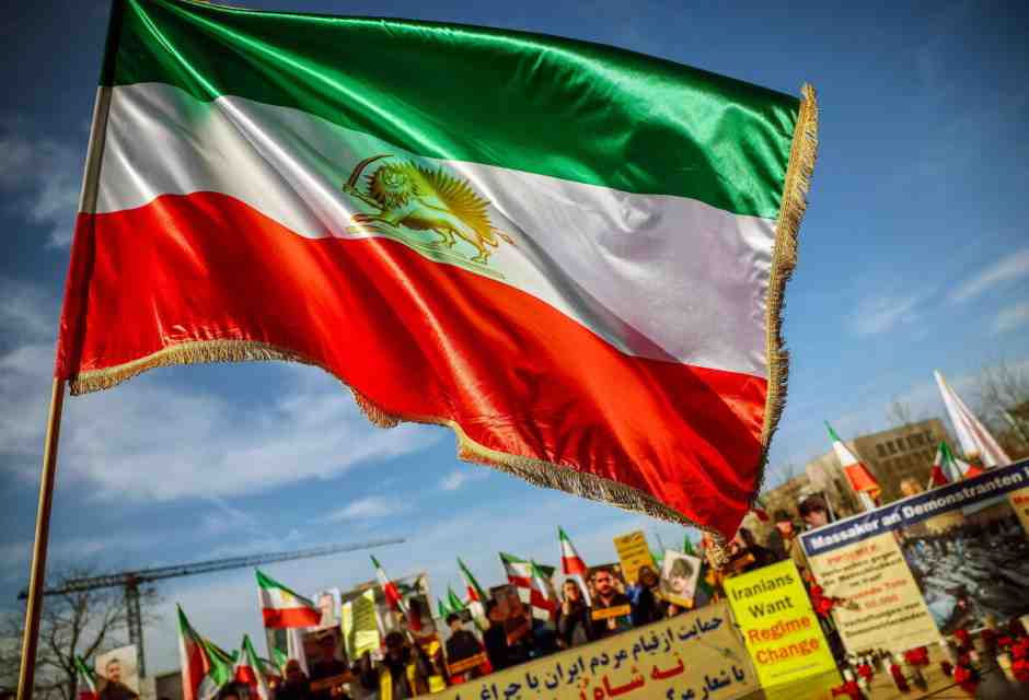 Viva il soldato iraniano condannato a morte dal regime per non aver sparato sui manifestanti disarmati