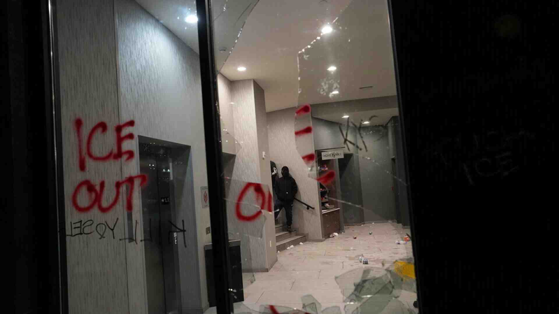 Trump manda a Minneapolis il suo zar anti migranti a gestire la bugia di stato