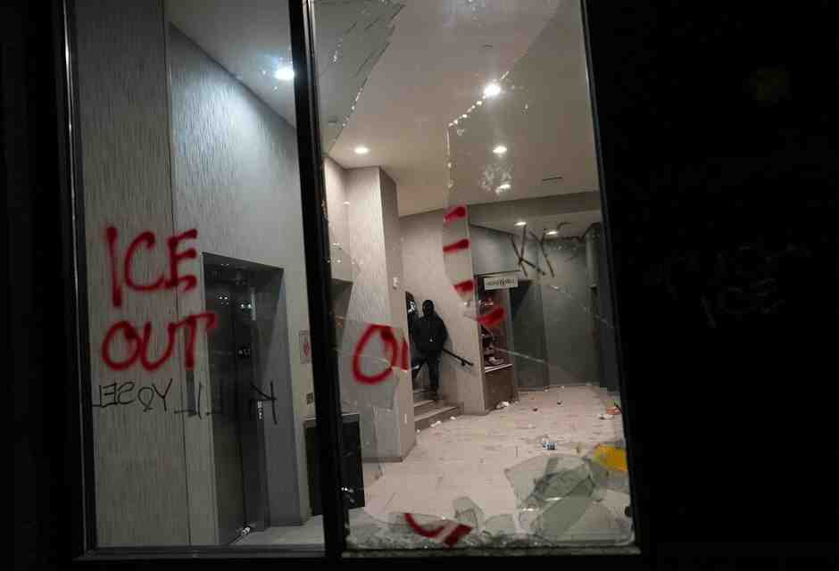 Trump manda a Minneapolis il suo zar anti migranti a gestire la bugia di stato