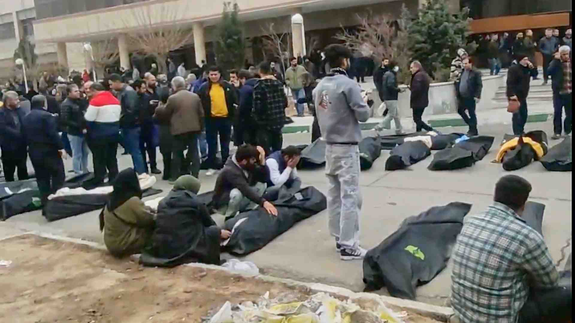 Assassini fra i manifestanti e guardie nei cimiteri in Iran. Un testimone