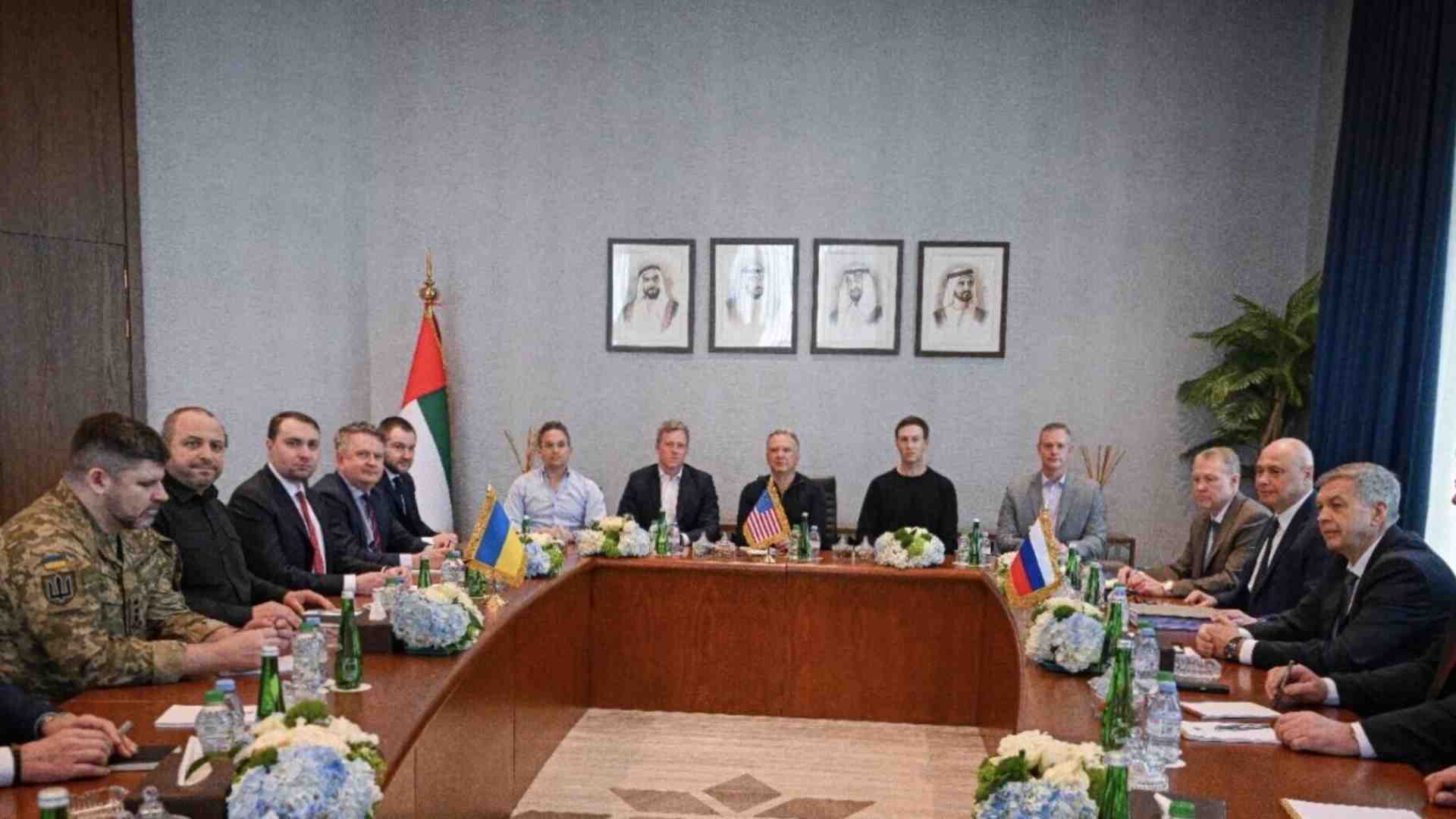 La cena fra amici e l’interprete “leggenda”. Come i russi si pappano Witkoff