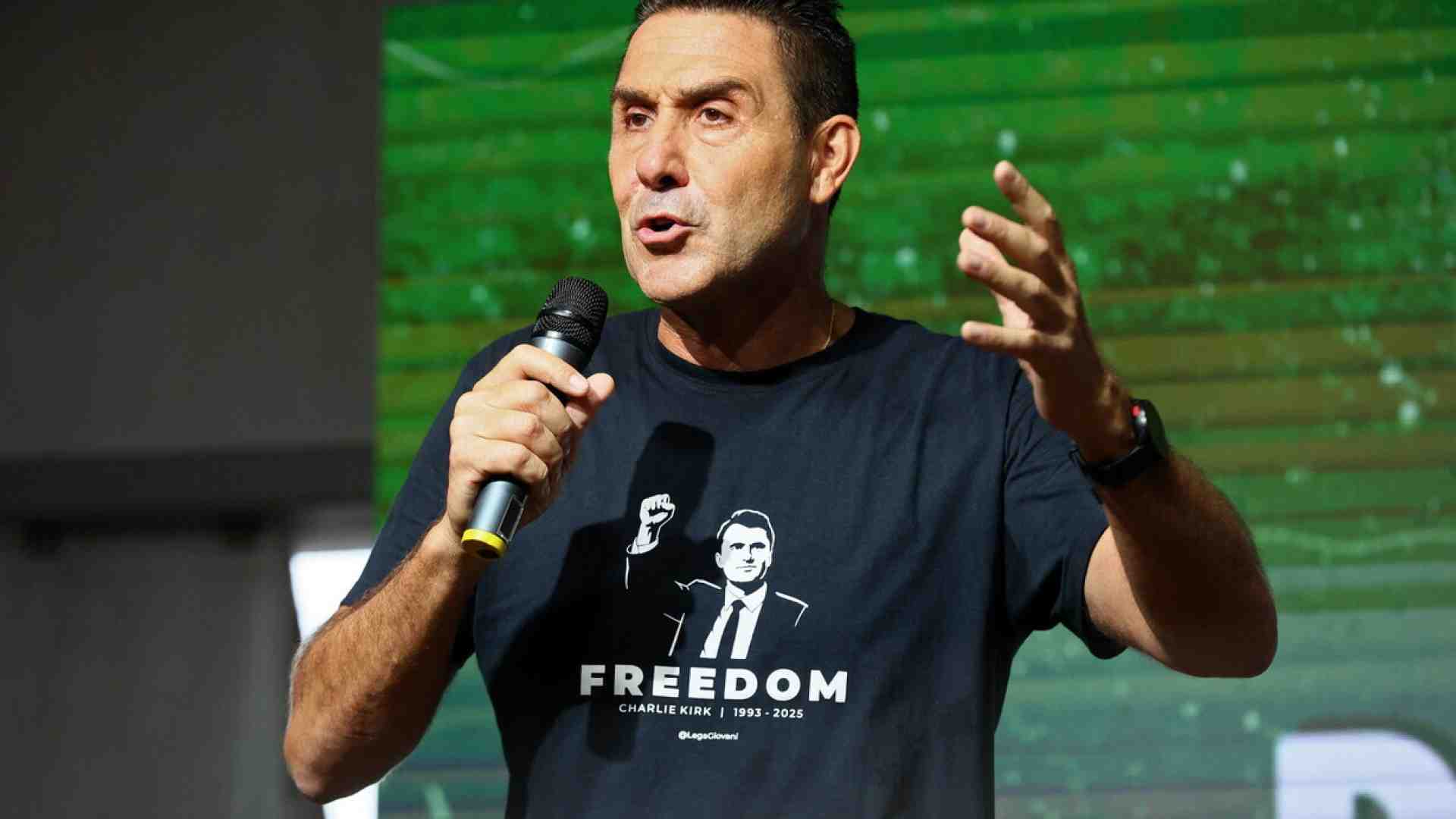 Le truppe lasciano il generale Vannacci. Quattro team escono dal Mondo al contrario: "Un bluff politico"