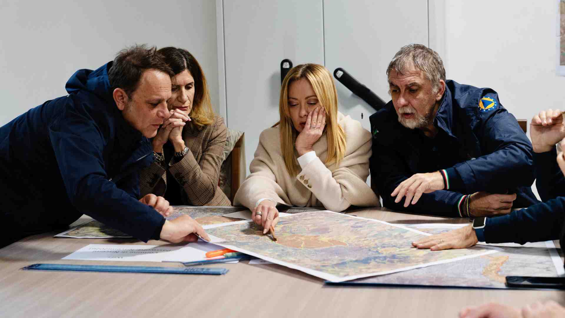 Tra Niscemi e Vannacci. Meloni dribbla le tensioni di maggioranza e in Sicilia promette misure rapide