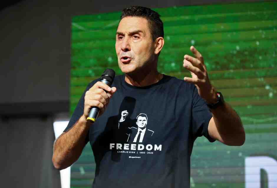 Le truppe lasciano il generale Vannacci. Quattro team escono dal Mondo al contrario: "Un bluff politico"