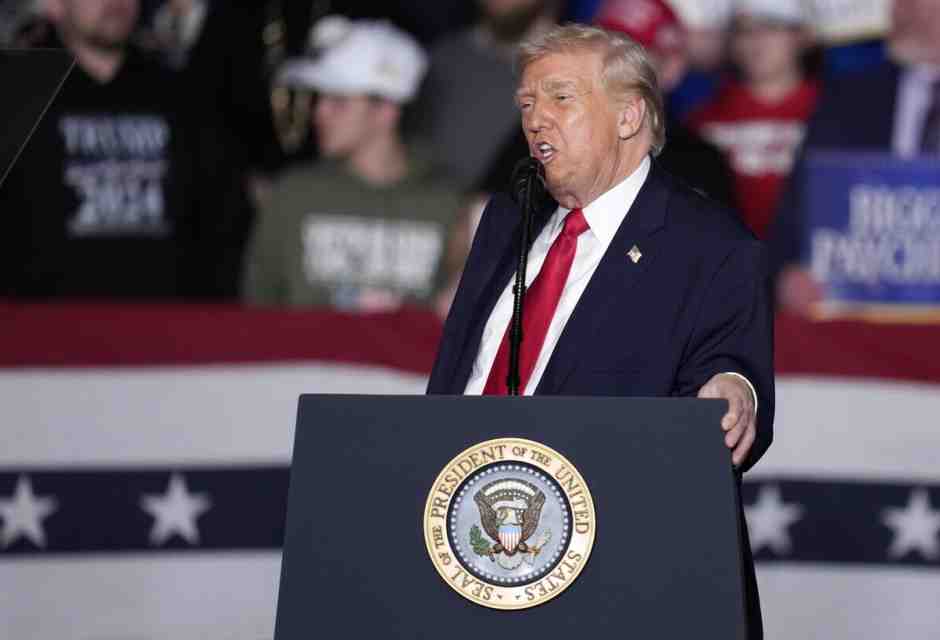 Trump è un matto che si maschera da matto, su consiglio della sua parte savia