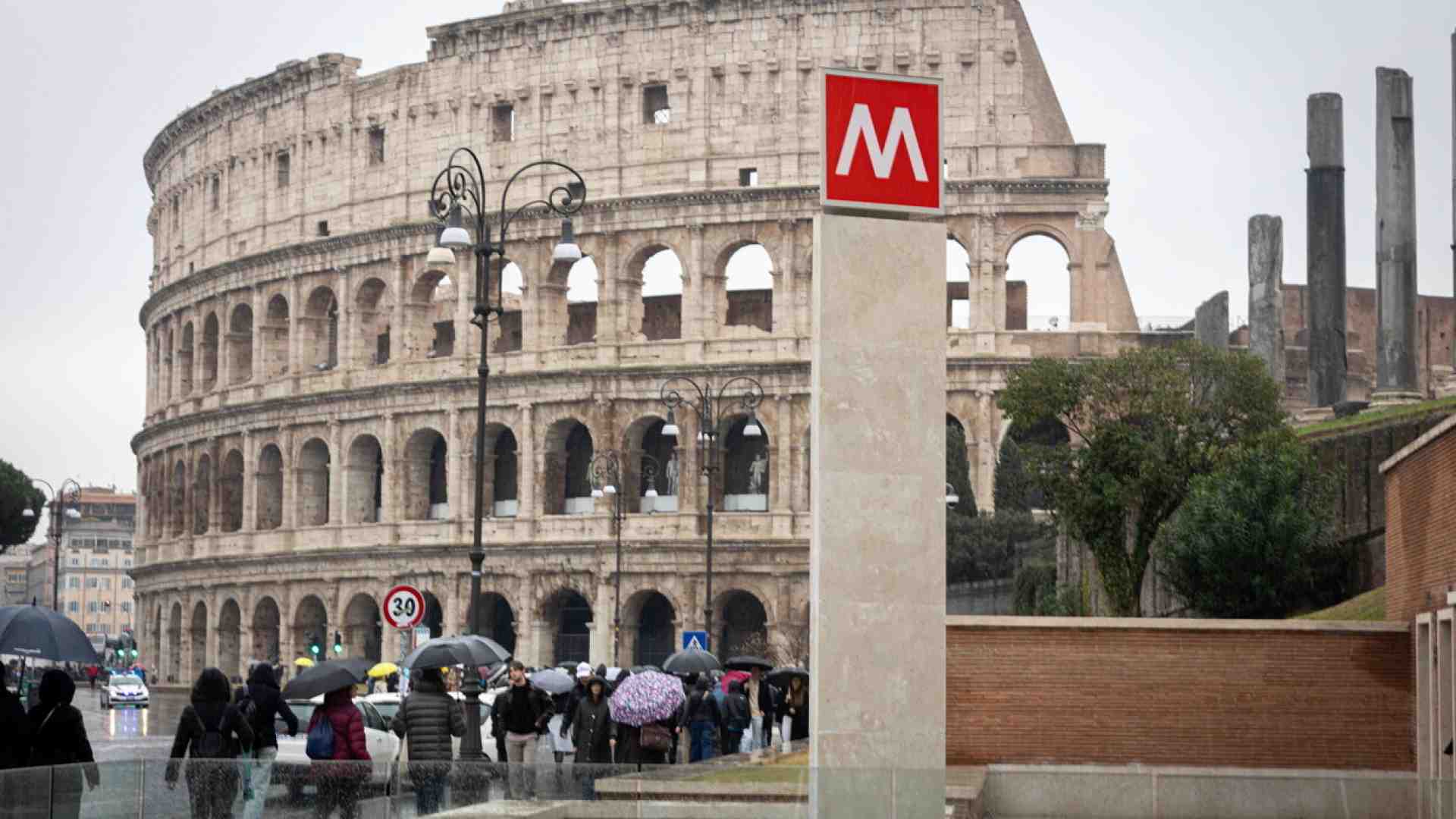 Metropolitane senz’anima e metropolitane senza scale mobili. Roma batte Milano