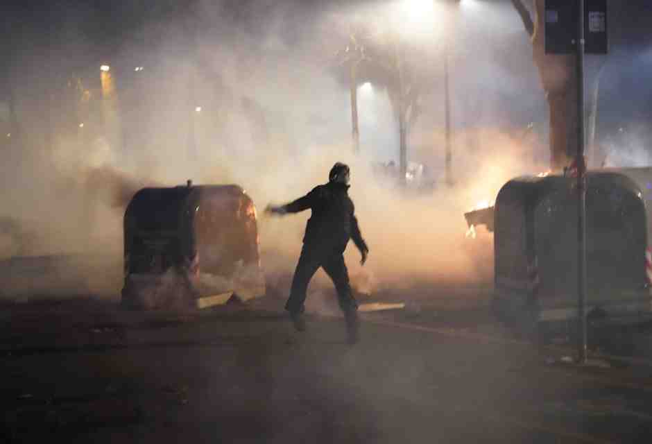 A Torino razzi e bombe carta contro la polizia: il corteo per Askatasuna finisce in scontri