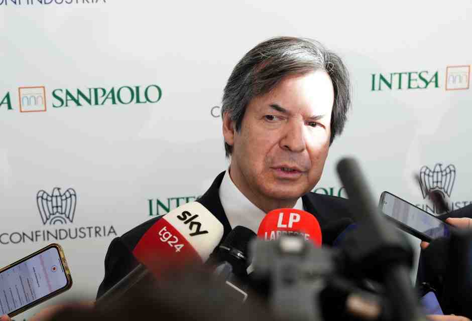 Messina chiude il risiko: Intesa cresce fuori dall’Italia