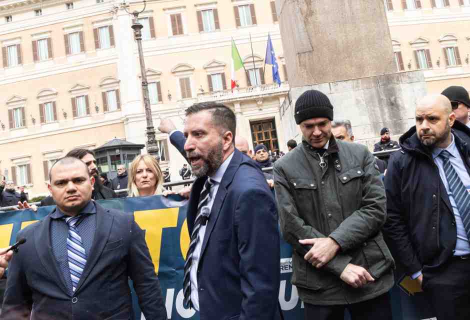 Dalle banlieue francesi alla proposta di legge che piace a Vannacci. Breve storia della remigrazione